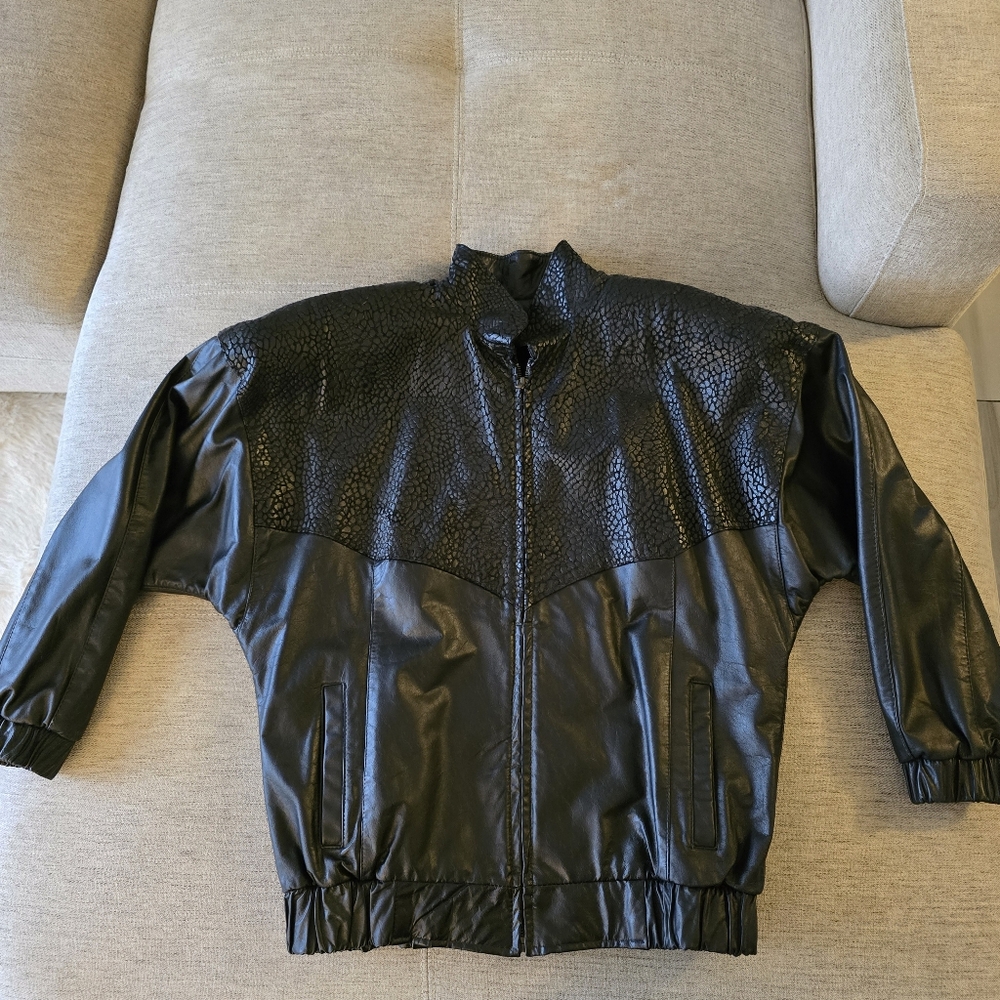 Vintage Comint Black Leather Bomber Jacket with Shoulder Pads. Sz Small